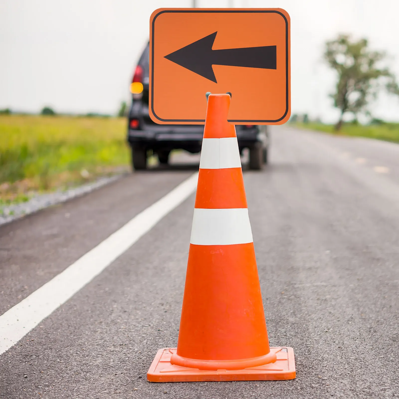 sinal-de-seta-laranja-para-trafego-sinal-direcional-de-seta-para-cima-esquerda-e-direita-para-cone-de-sinalizacao-rodoviaria-barricada-de-estrada-zona-de-construcao-externa-e-seguranca
