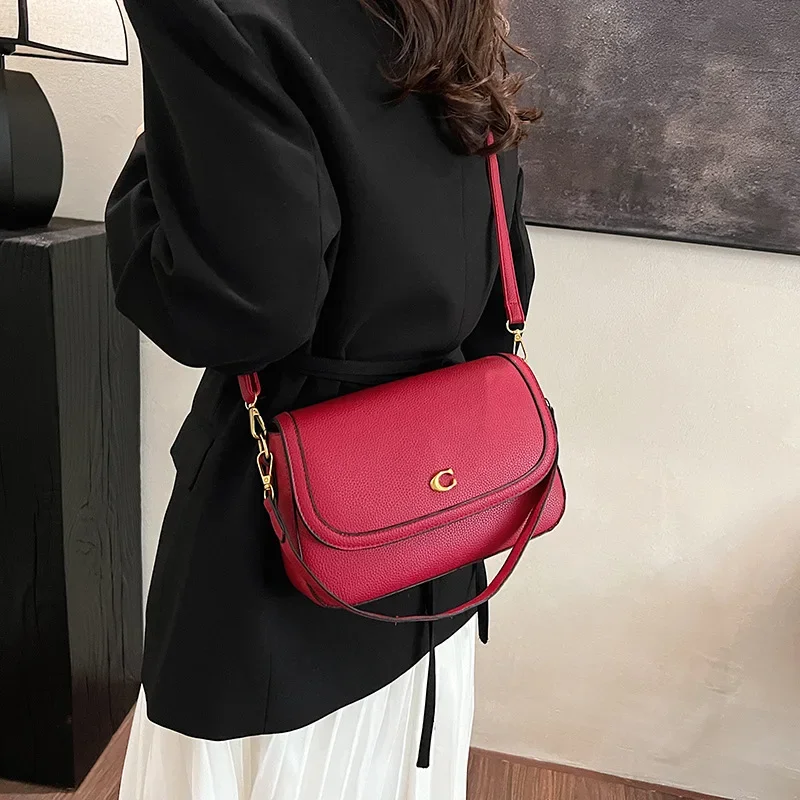 2025 New High-end Women's Shoulder Messenger Bags: Exuding Temperament, Versatile Retro Flip Small Square Designs