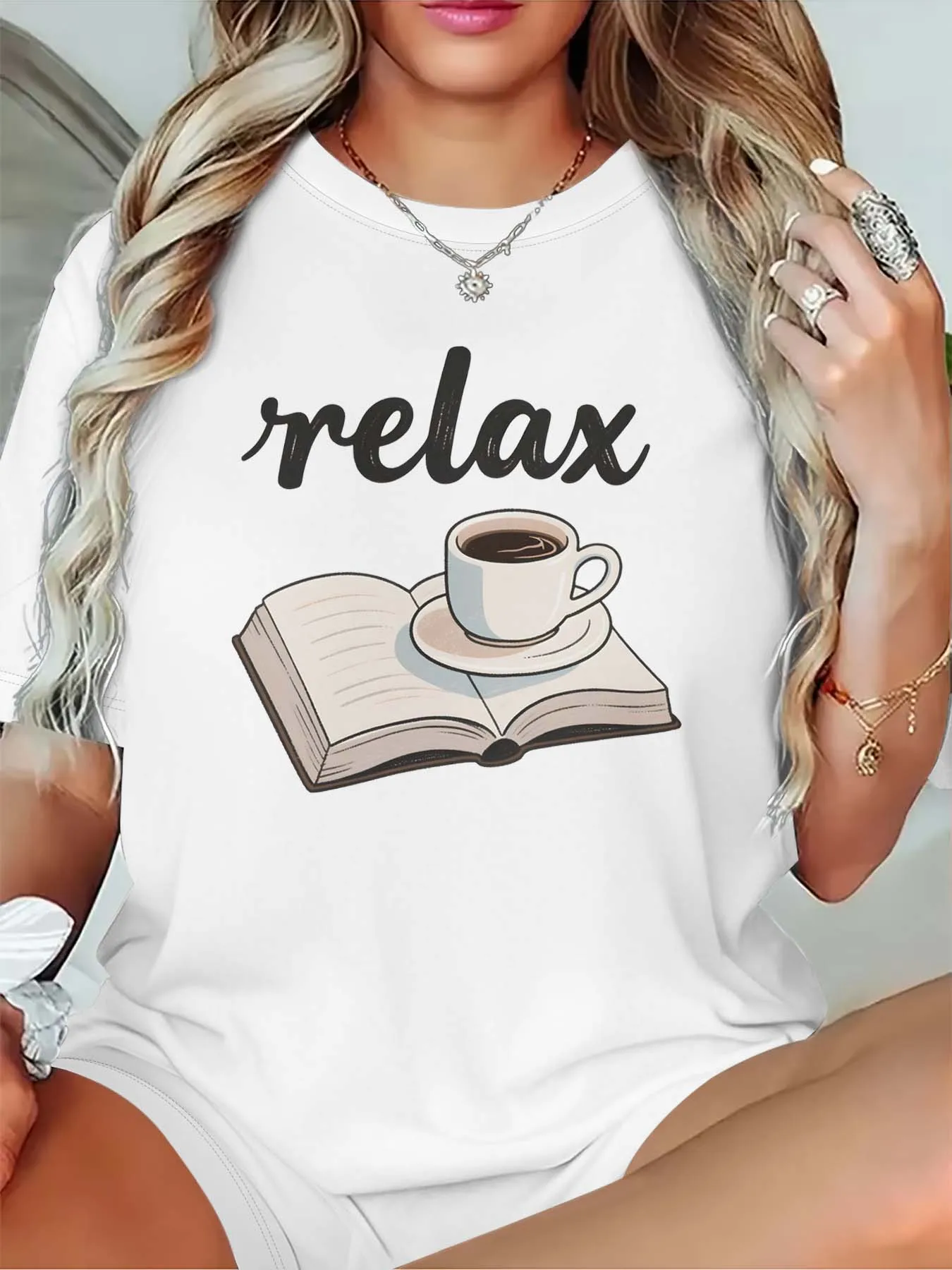 

Женская футболка больших размеров с расслабляющей книгой и кофейной тематикой для отдыха и стиля