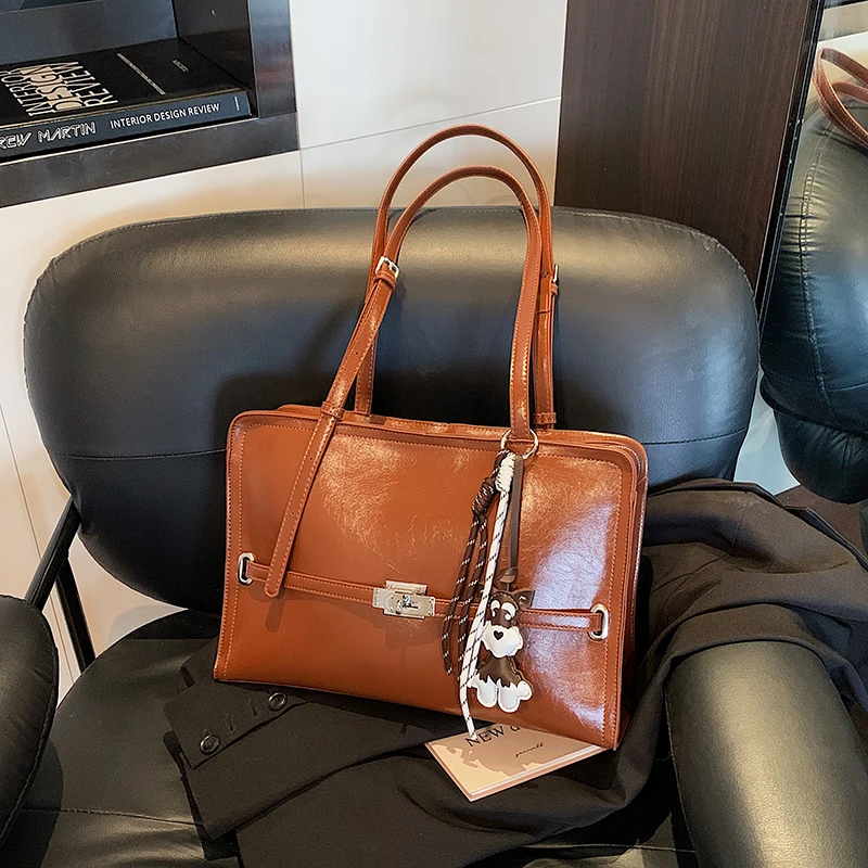 

Высококачественный винтажный портфель большой вместимости из масляной кожи для женщин, новинка 2026, пригородная сумка на плечо, подмышки, большая сумка 9801SRD