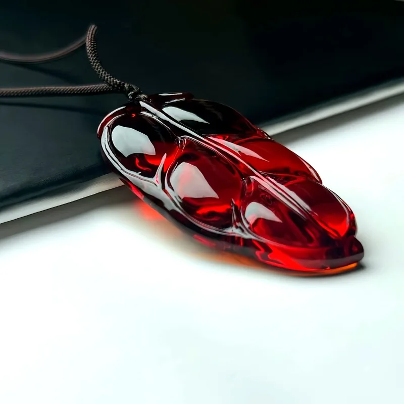 New Red Pendant, Same for Men and Women, Simple and Fashionable Versatile Blood Amber Leaves