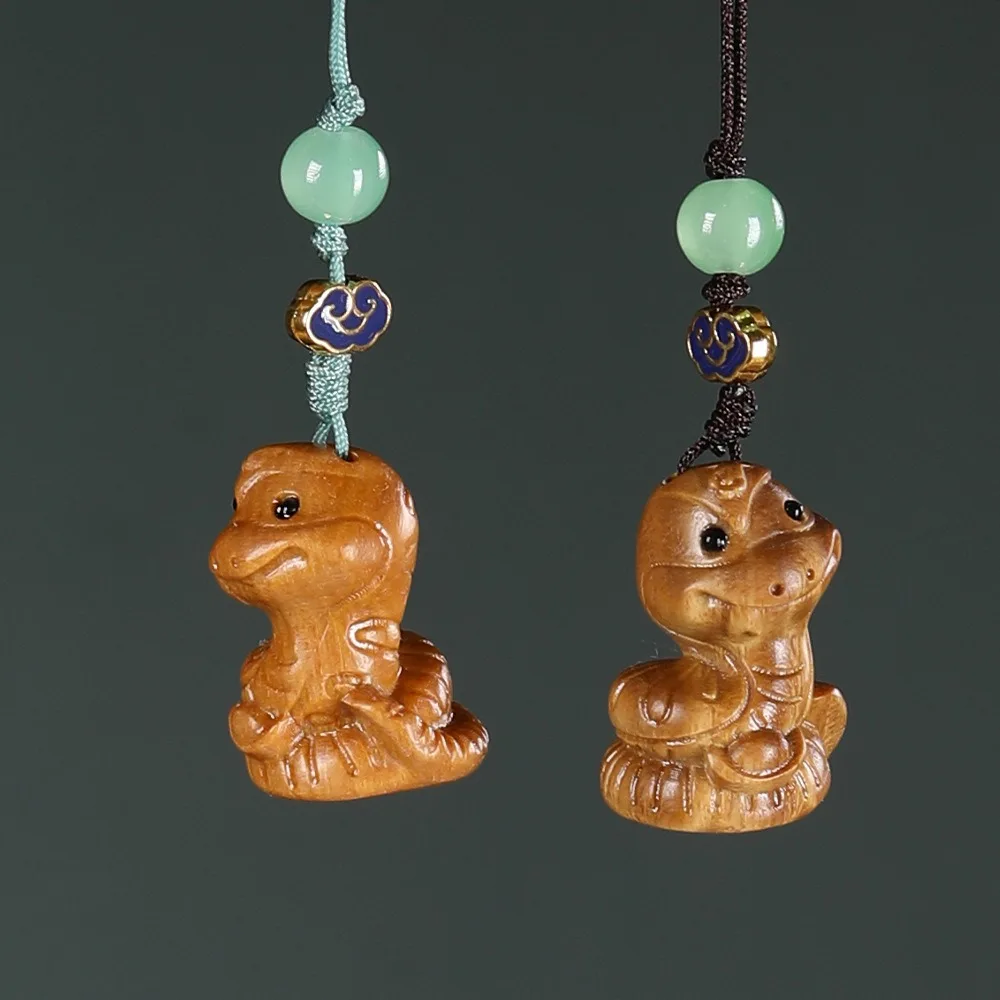 Mini bonecas de cobra do zodíaco dos desenhos animados bonito auspicioso ano novo esculpido pingente telefone corrente contas verde sândalo ornamento casal