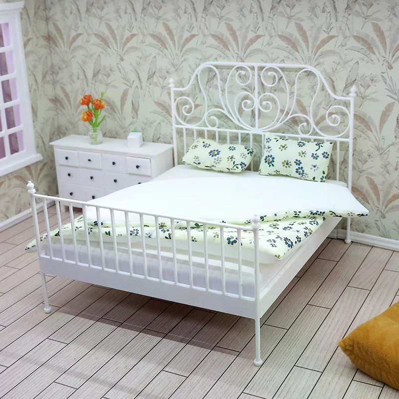 

1/12 Dollhouse Simulation European Bed With Mattress Pillow Quilt Doll Home Iron Art Double Bed Bedroom Furniture Decoration Toy