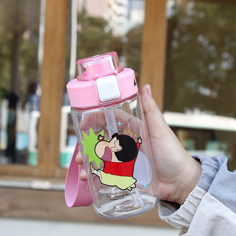Przenośne plastikowe butelki na wodę Crayon Shin-chan dla dzieci Przenośna butelka sportowa ze słomką Akcesoria do kubków podróżnych