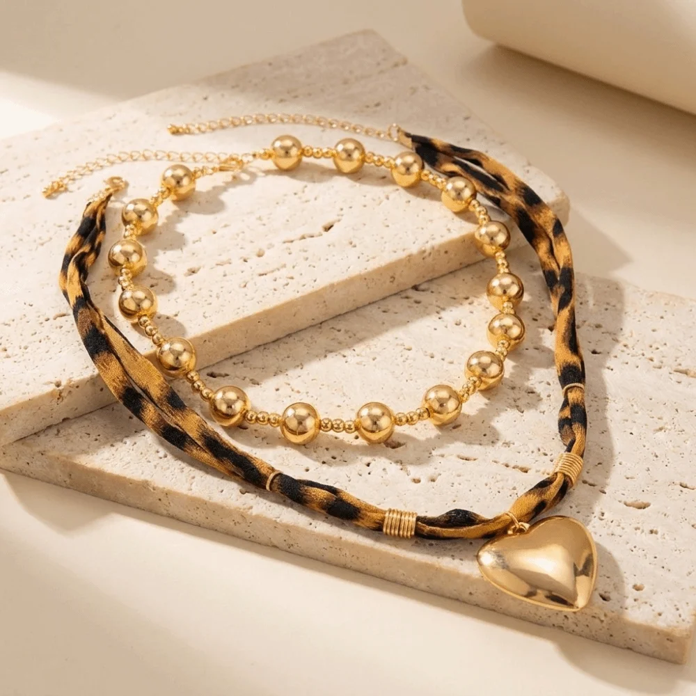 Collares de varias capas con estampado de leopardo de estilo vintage, cadena de cuentas en tonos marrón y dorado, colgante con forma de corazón, choker, pañuelo de tela, joyería llamativa y ligera.