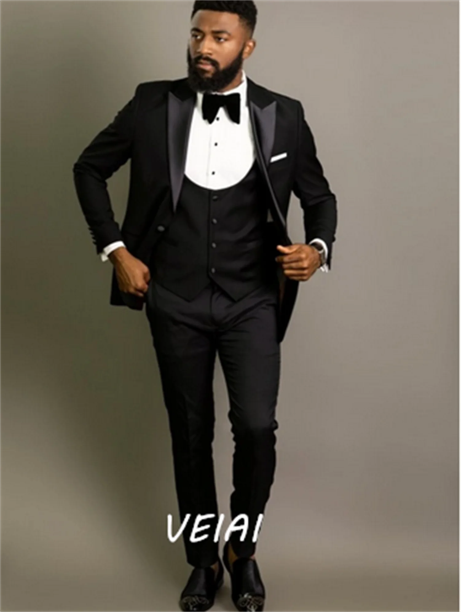 

GroomsCustom Made Groomsmen Black room Tuxedos Peak Satin Lapel Men Suits Wedding Best Man 3 Pieces ( Jacket+Pants+Vest+Tie )