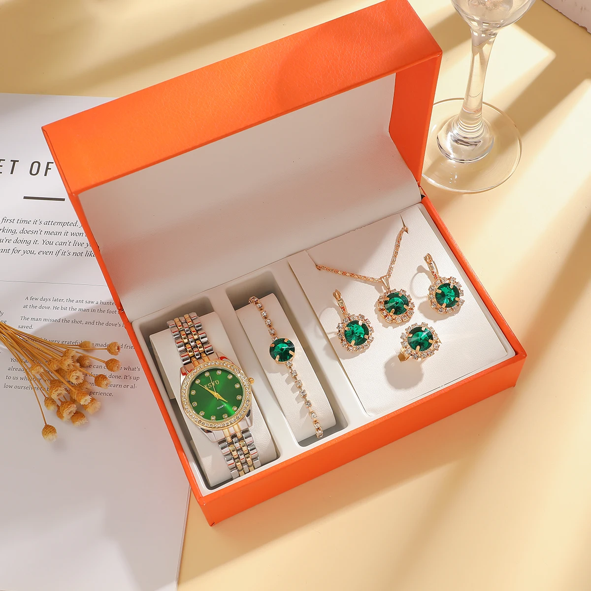 

Нет подарочной коробки; Алмазный циферблат с позолоченным стальным ремешком, кварцевые часы, полный бриллиантовый комплект ювелирных изделий из 5 штук.