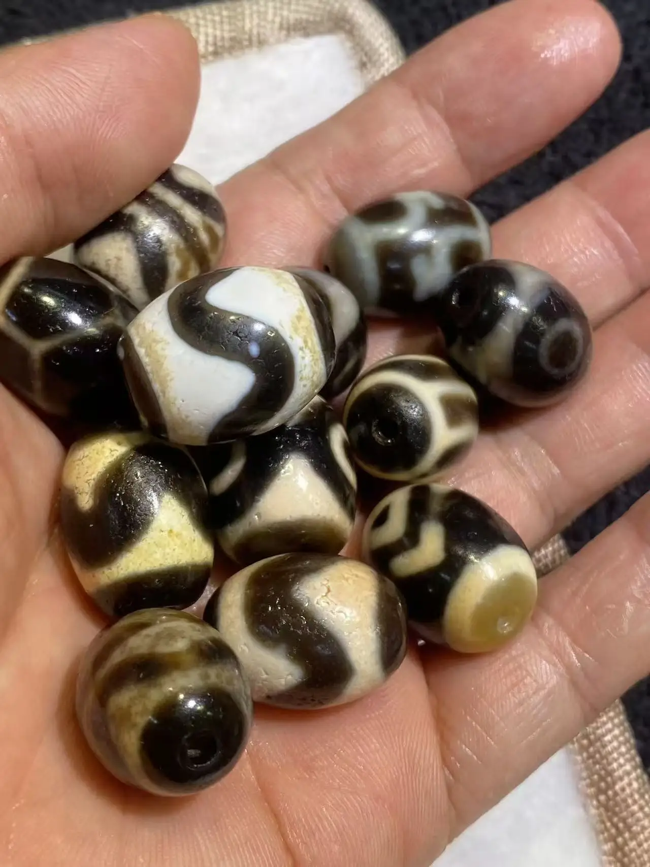 1pcs/lot Daluo B-grade special price top-level Tibetan Dzi bead high-end agate craftsmanship golden-yellow Weathered patina