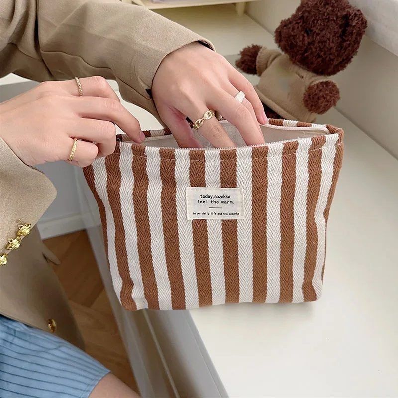 حقيبة مكياج مخططة من النايلون، حقيبة مستحضرات التجميل بسحاب، حقيبة تنظيم أدوات الزينة للنساء والفتيات، حقيبة مكياج هدية للسفر