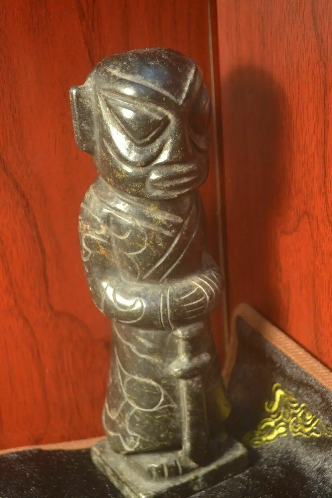 Neolithic Sanxingdui Culture Jade Human Holding Dagger Statue Totem Carving FRZZ Timestown 20201128A