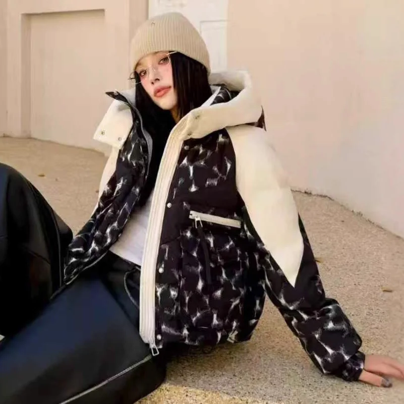 เสื้อแจ็คเก็ตขนเป็ดสั้นแบบใหม่สำหรับฤดูใบไม้ร่วงและฤดูหนาว ดีไซน์ทันสมัยแบบแพทช์เวิร์ค เสื้อแจ็คเก็ตพัฟเฟอร์สำหรับผู้หญิง ให้ความอบอุ่น บุด้วยขนเป็ดขาว ป้องกันลม