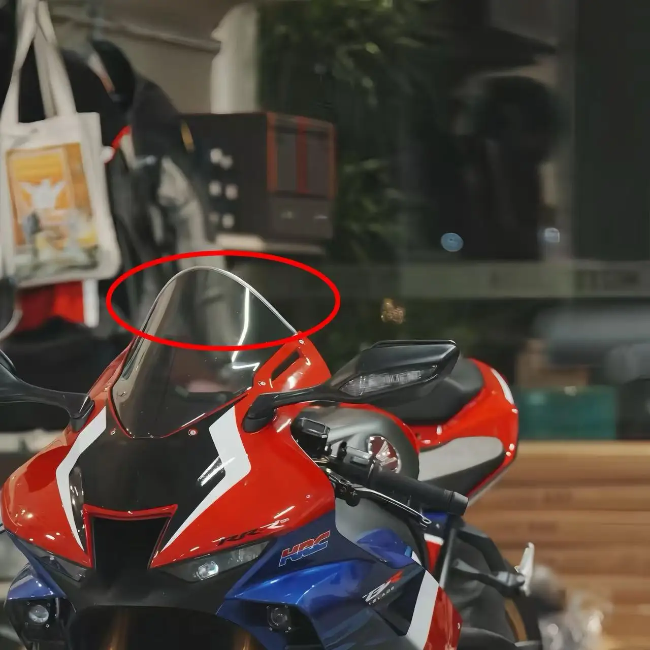 Suitable for motorcycle windshield wrapping edge, locomotive front windshield transparent protective strip windshield flanging