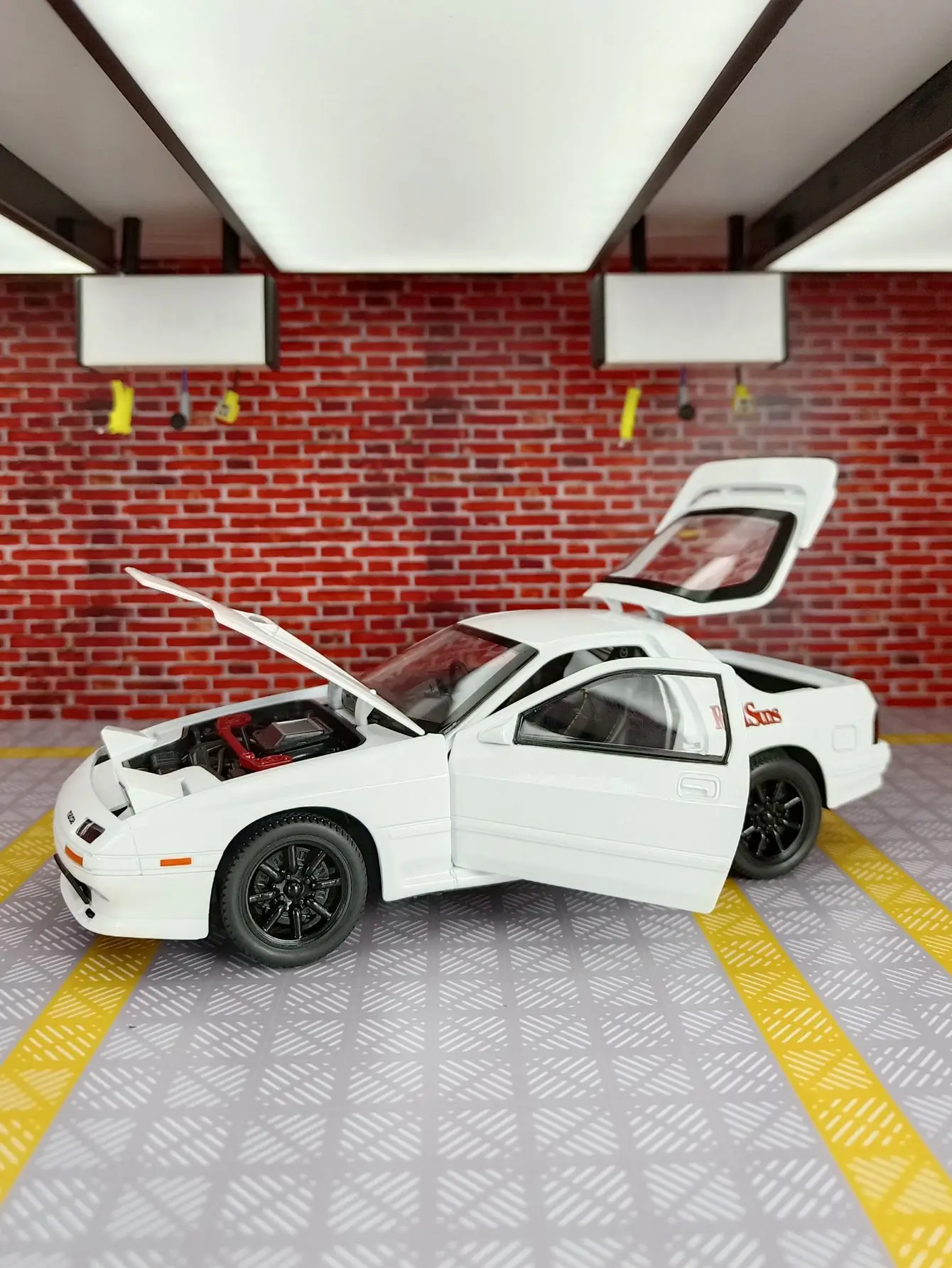 

1:24 RX7 alloy car model ornaments front wheel and steering wheel can be turned and the door can be opened and good quality