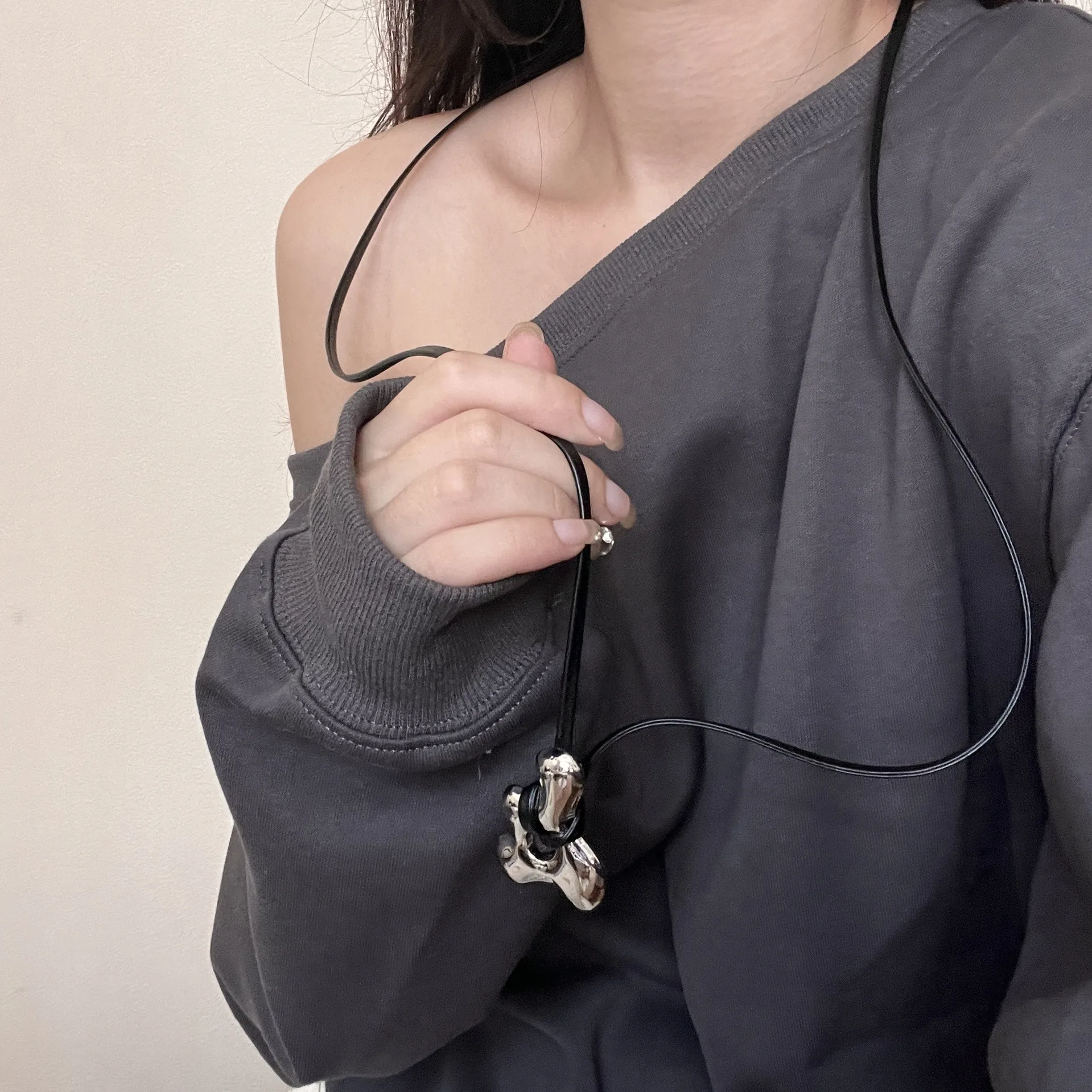 Retro Abstraction Irregular Design Smooth Hollow Pendant Necklace For Women Leather Rope Adjustable Sweater Chain Party Gifts
