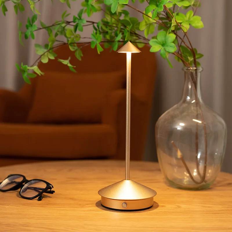 مصباح طاولة LED بمستشعر لمس برأس مخروطي قابل لإعادة الشحن - 3 CCT يعتم ستبليس لمطعم الفندق وغرفة النوم وبار ديكور المنزل