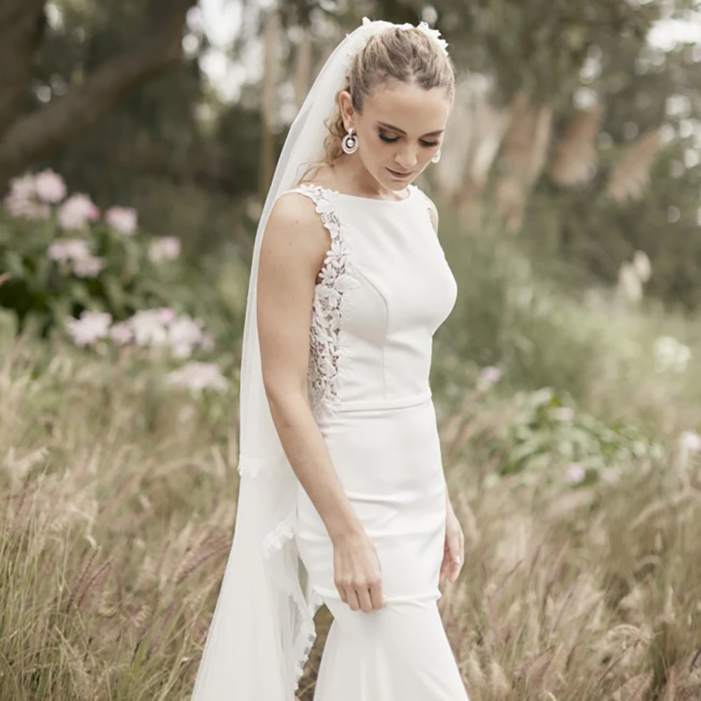 Brautkleid mit Blumenapplikationen, U-Boot-Ausschnitt und offenem Rücken, maßgeschneidertes, elegantes, rückenfreies, rustikales, schickes Brautkleid aus Satin im Meerjungfrau-Stil