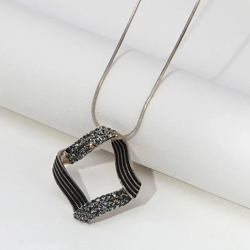 

A geometric and versatile necklace suitable for women, and a fashionable and simple retro long sweater chain