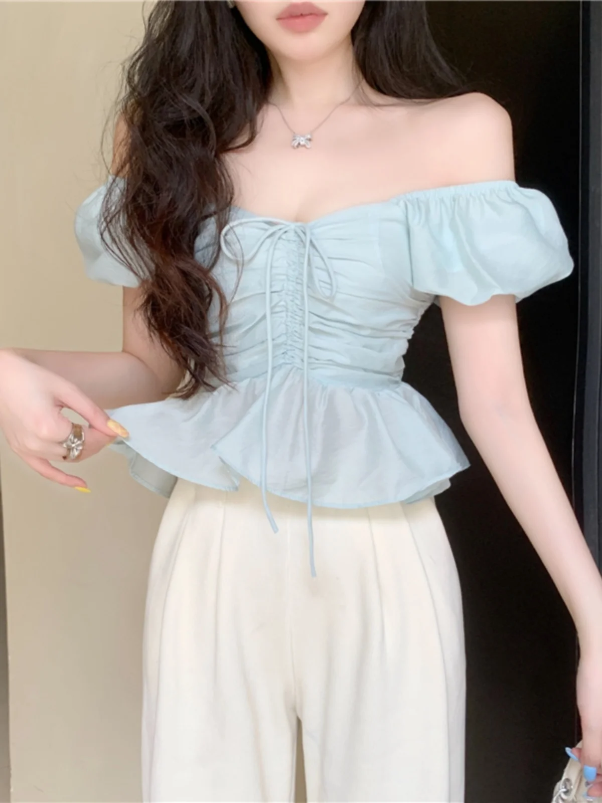 بلوزة نسائية زرقاء للتنحيف بأكمام منتفخة وتصميم كوري قصير مطوي بلون واحد للصيف