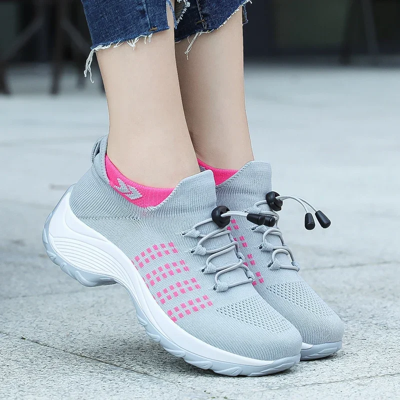 Moda feminina tênis para caminhada sapatos esportivos de fitness plataforma grossa altura crescente respirável mocassins elásticos senhora formadores