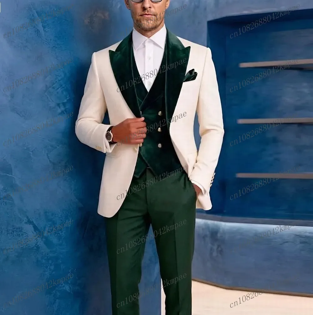 

Белый и темно-зеленый мужской костюм для свадьбы, торжественных мероприятий, выпускного или деловых встреч, комплект из 3 предметов: пиджак, жилет, брюки.