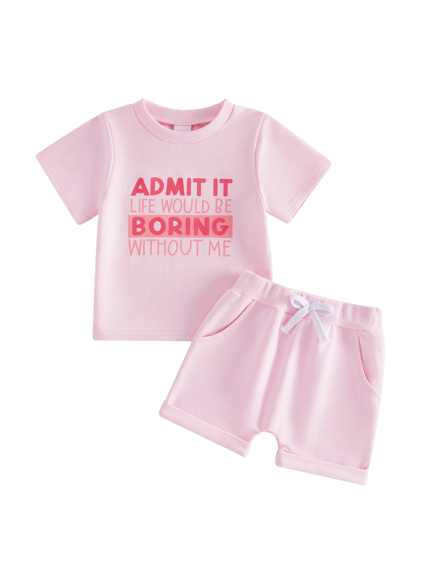 

Женские повседневные летние наряды: футболка с коротким рукавом, круглым вырезом и принтом, а также шорты с эластичной резинкой на талии и завязками.