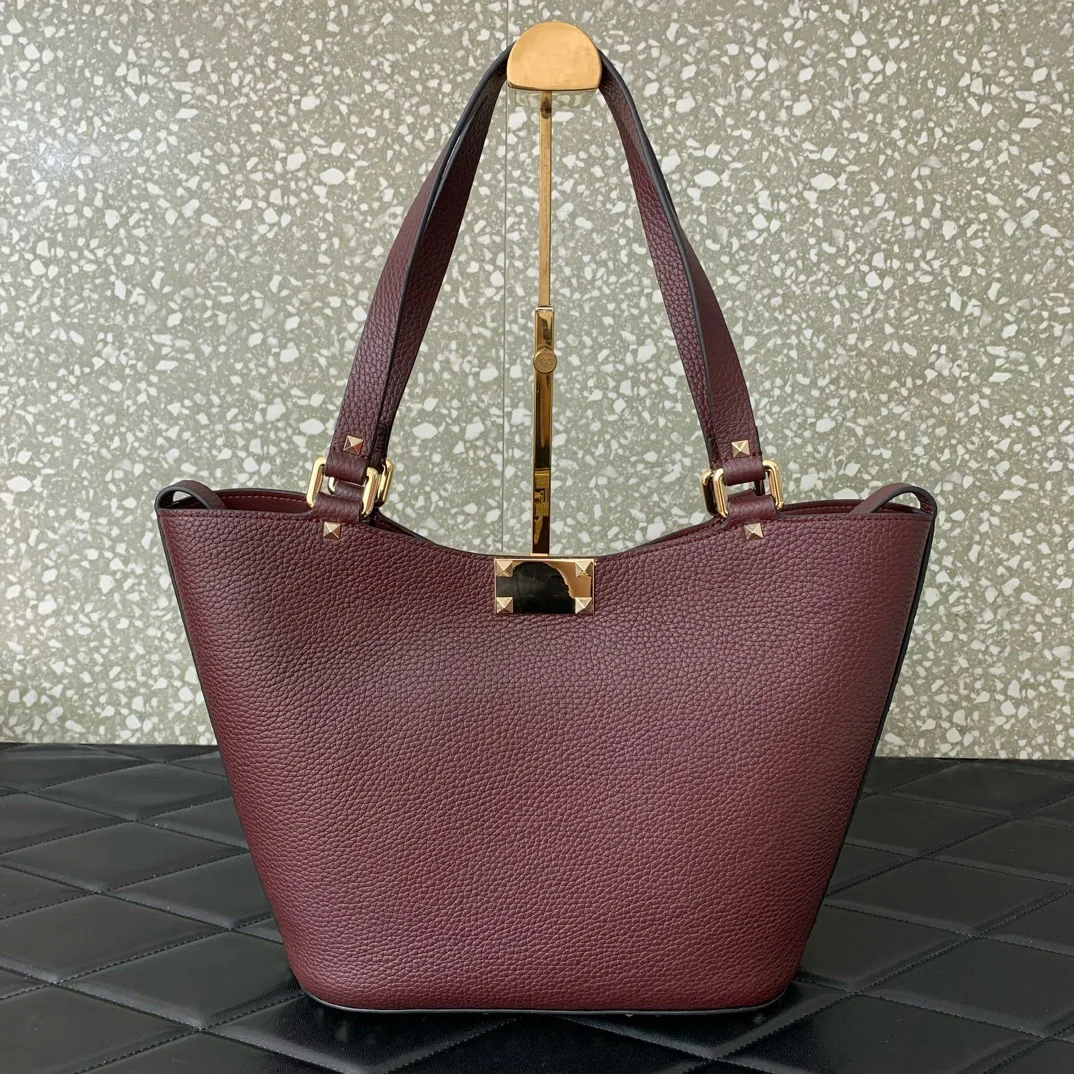 Sophisticated Leather Handbag with Golden Accents Perfect All Your Daily Essentials Ideal for Crossbody Bag or Shoulder bag