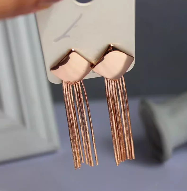 Boucles d'oreilles en diamant géométrique avec chaîne serpent exquise et élégante avec des pompons élégants et animés, boucles d'oreilles polyvalentes