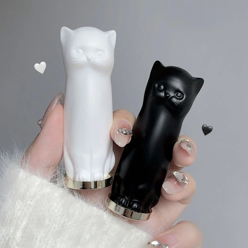 

Увлажняющая помада для губ Cat Lipstick для женщин: предотвращает сухость, удаляет омертвевшую кожу и разглаживает морщинки на губах осенью и зимой 2026 года.