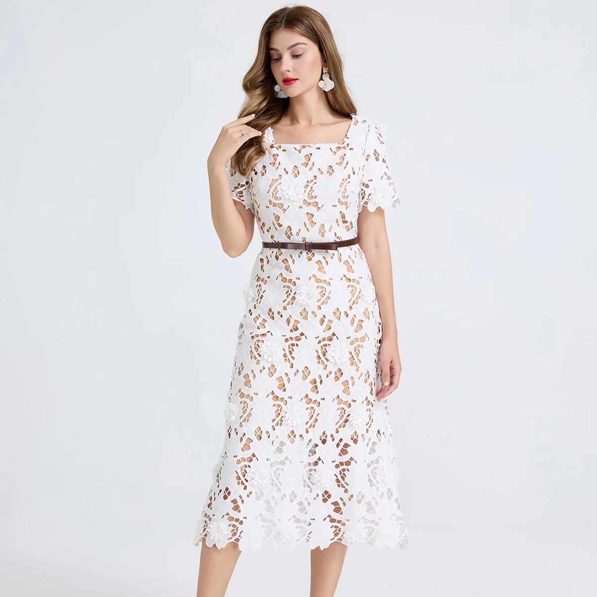 فستان نسائي مربع على الطراز الفرنسي مصنوع بحرفية ثقيلة وسراويل زهور ثلاثية الأبعاد قابلة للذوبان في الماء ودانتيل أنيق ومريح للنساء الناضجين