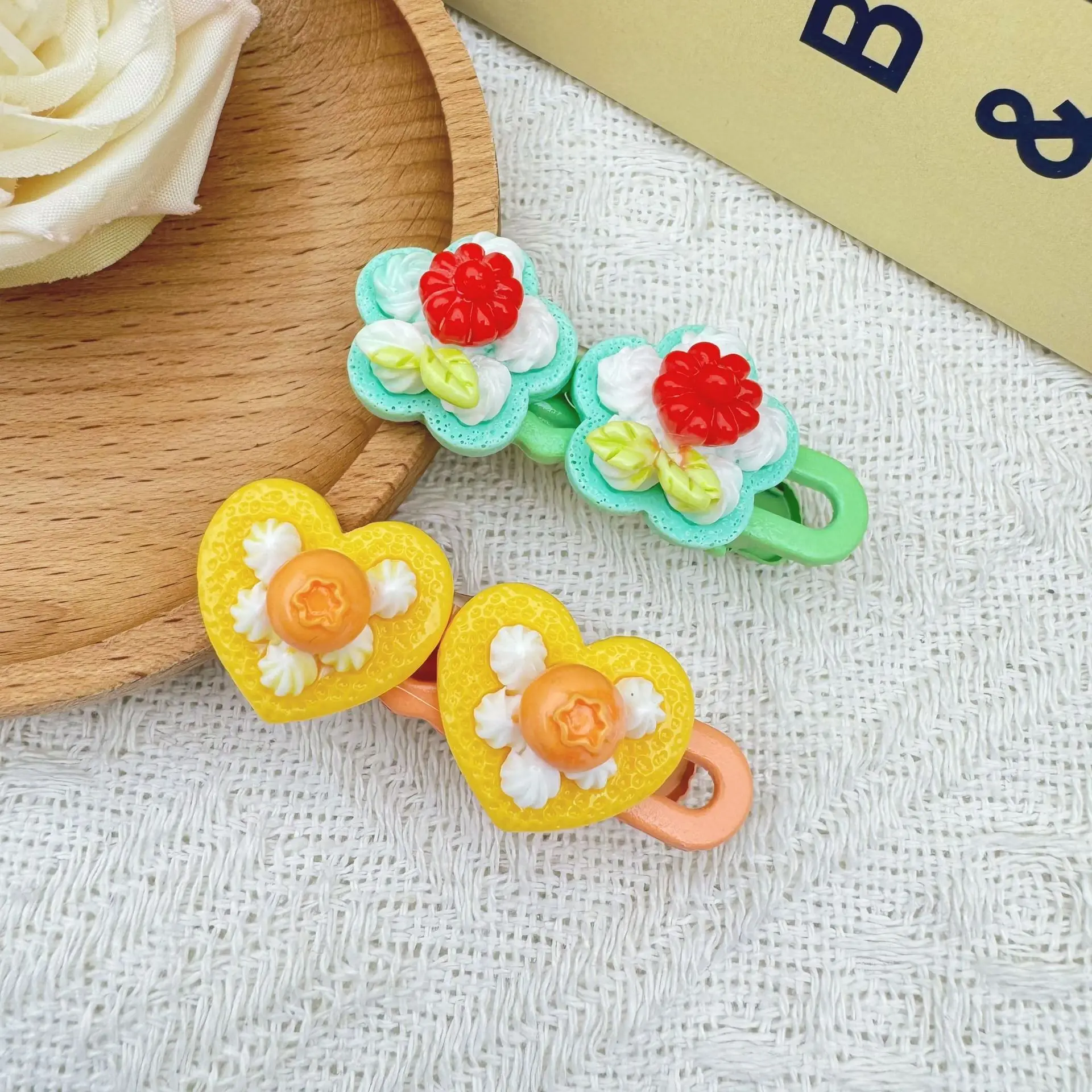 دبابيس شعر للأطفال قطعة واحدة بتصميم الطعام الحلو ومشابك الموز والفراولة والتفاح وقبضة غير قابلة للانزلاق لرياض الأطفال