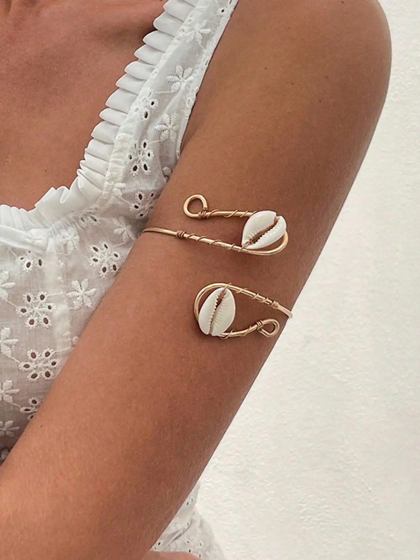 

1pc Metal Wire Wrapped Shell Open Cuff Bracelet, Ocean Ins Style Vacation, Shell Arm Band For Women, Ocean Jewelry, Summer Beach Bracelet, Unique Wristband, Vacation Accessory