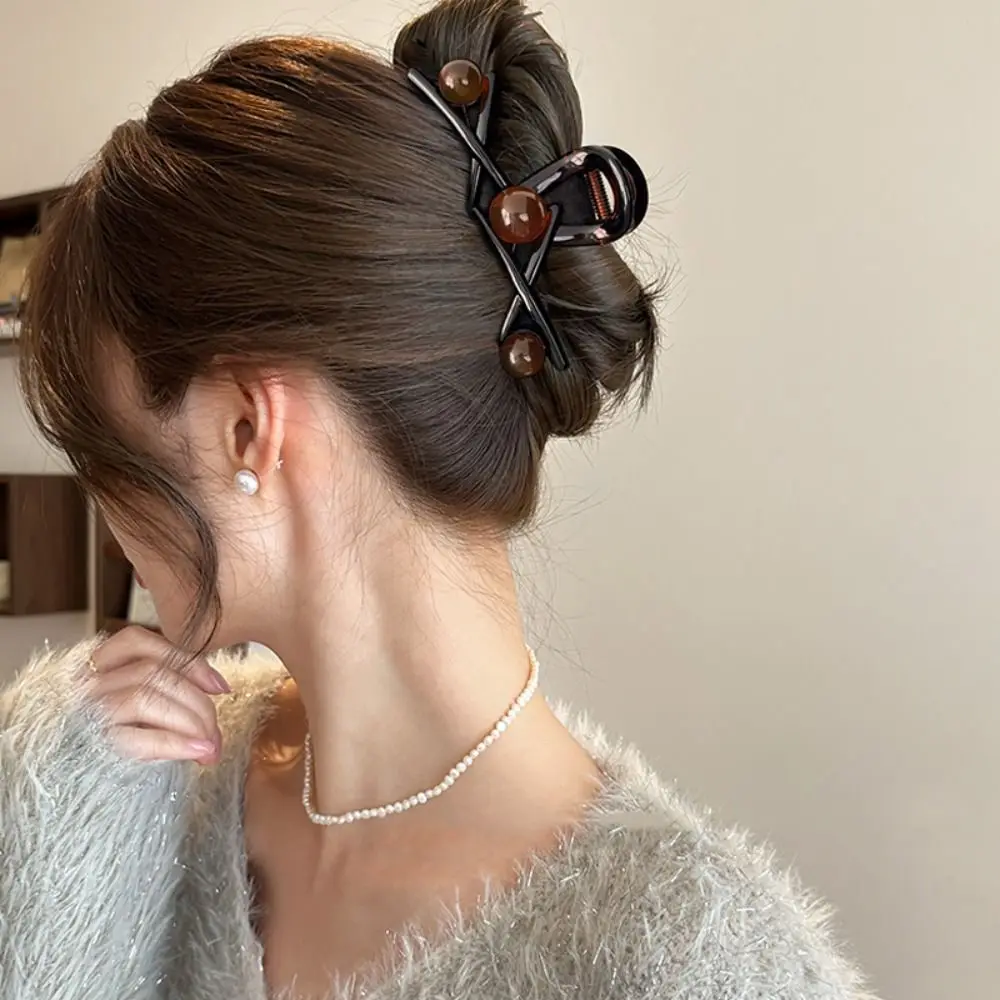 

Fashion Matte Pearl Hair Claw Korean Style Hollow Bead Hair Grab Grab Clip Hair Accessories Large Shark Clip Ladies