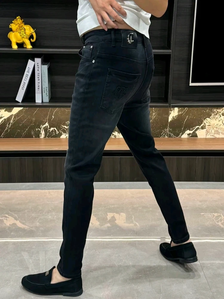 

Модные мужские джинсы из денима со средней посадкой, зауженные, в повседневном стиле, зимняя коллекция, новинка, элегантные, универсальные, стильные, трендовые