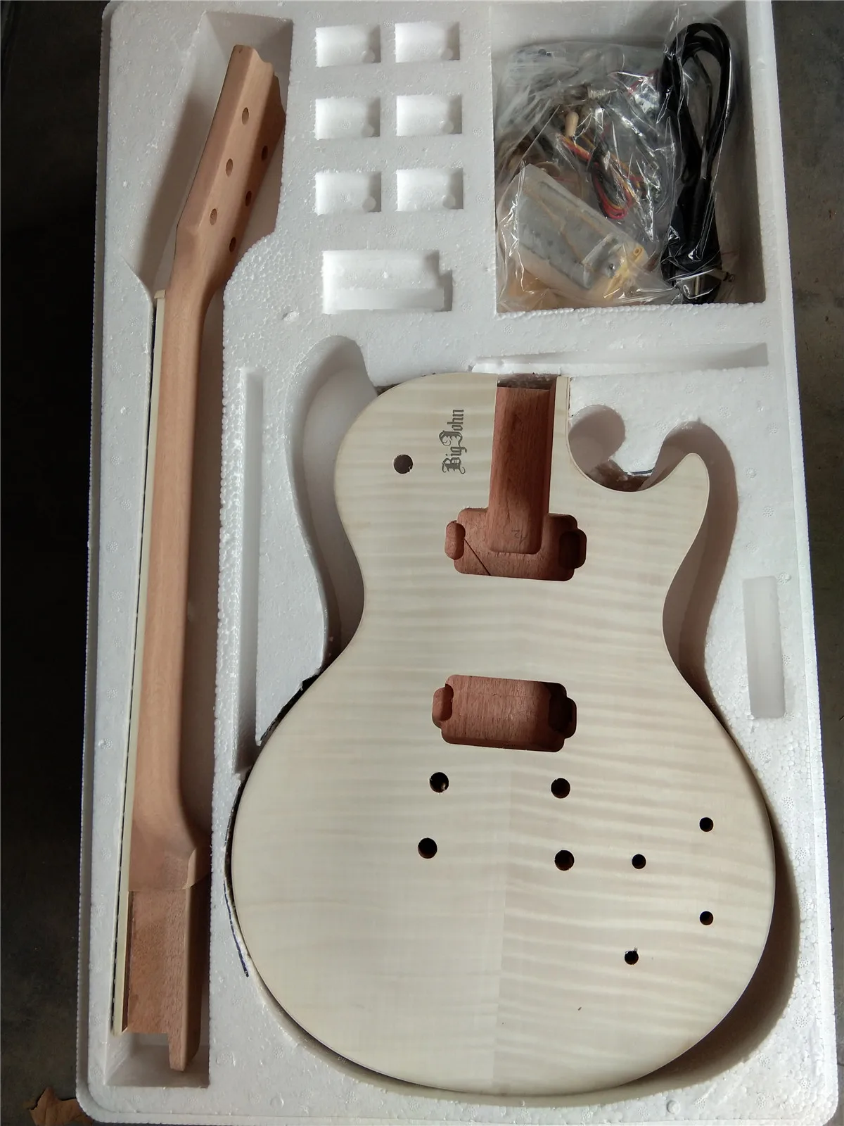 

Standard Semi Finished Big John 6 Strings Electric Guitar, Flame maple Skin Top Mahogany Body Diy Guitar Kits BJ494