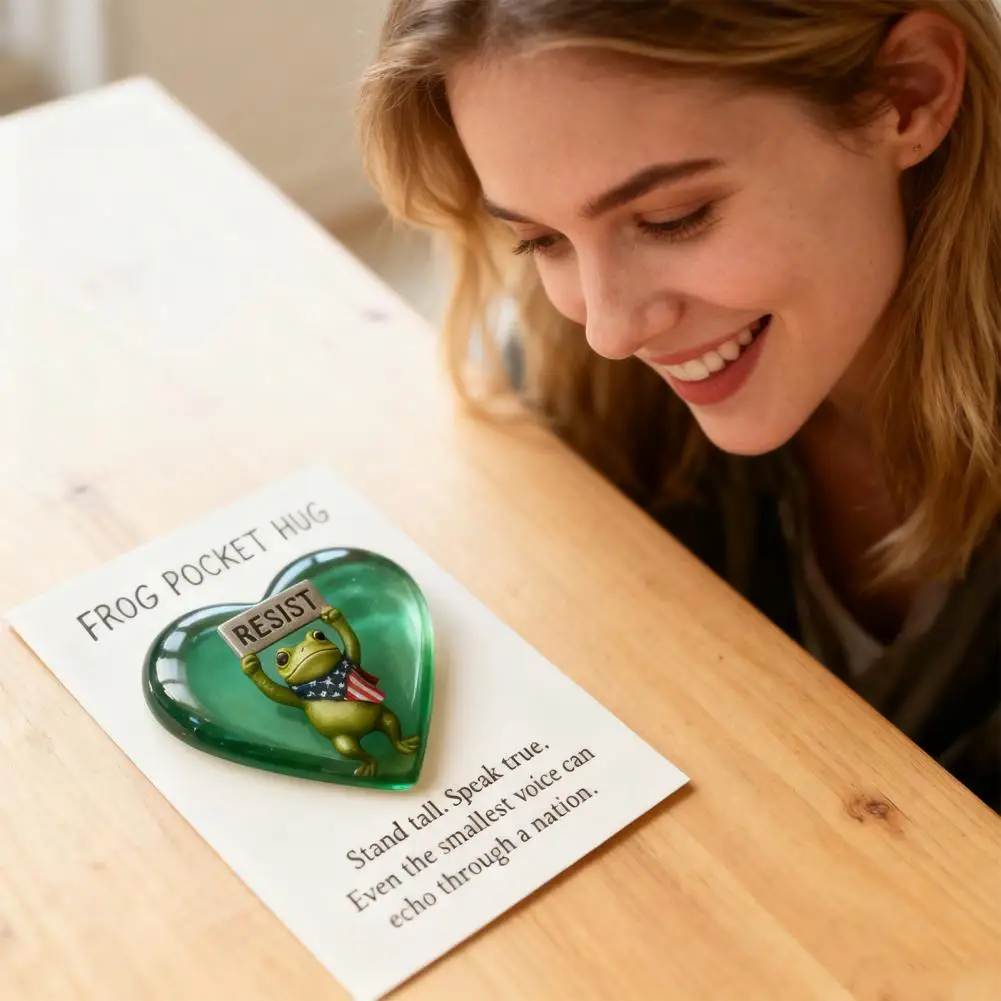 Resin Frog Ornament Resist Frog Pocket Hug with Positive Card Emotional Support Token Love Heart Decoration Inspirational