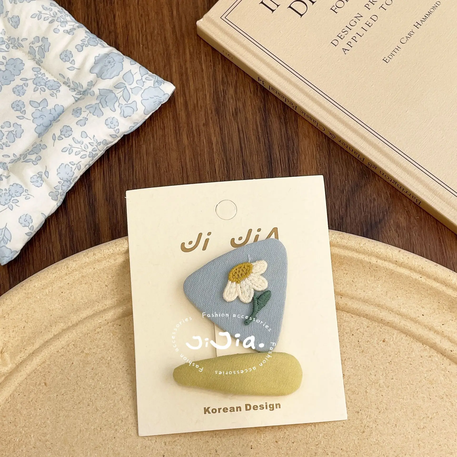 

Корейская синяя заколка для волос в клетку с цветочной вышивкой, боковая булавка, милые тканевые заколки для малышей, дышащее хлопковое украшение для волос для девочек