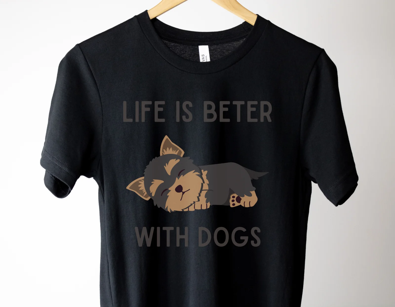 Футболка с надписью LIFE IS BETTER WITH DOGS, Милый Забавный дизайн с изображением Йорка от TanoshiStudio