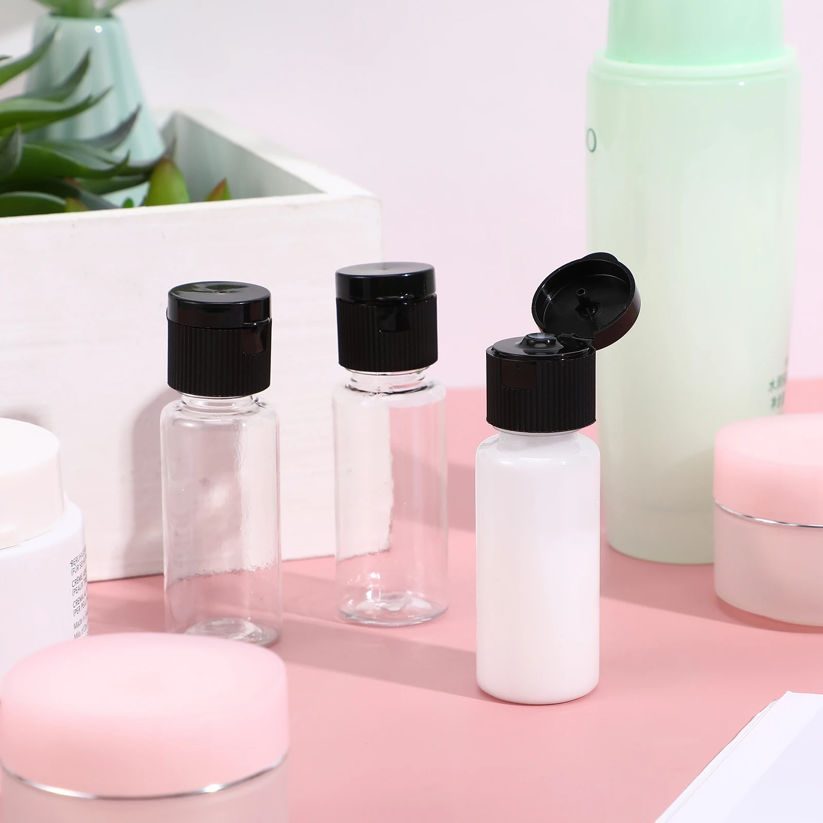 30 قطعة من الزجاجات البلاستيكية الفارغة 20 مللي حاويات سفر شفافة مانعة للتسرب لمكياج عينة الجرار تخزين السائل ضغط