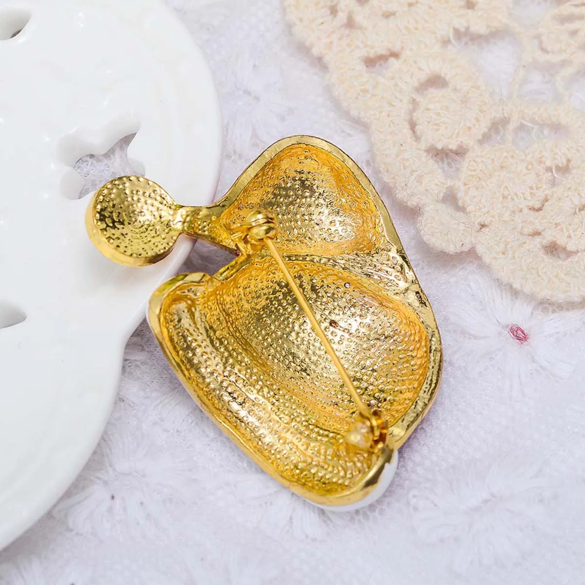 

Red Christmas Santa Hat Brooch Pin Enamel Alloy Rhinestone Xmas Party Decor Festive Holiday Gift for Women Friends