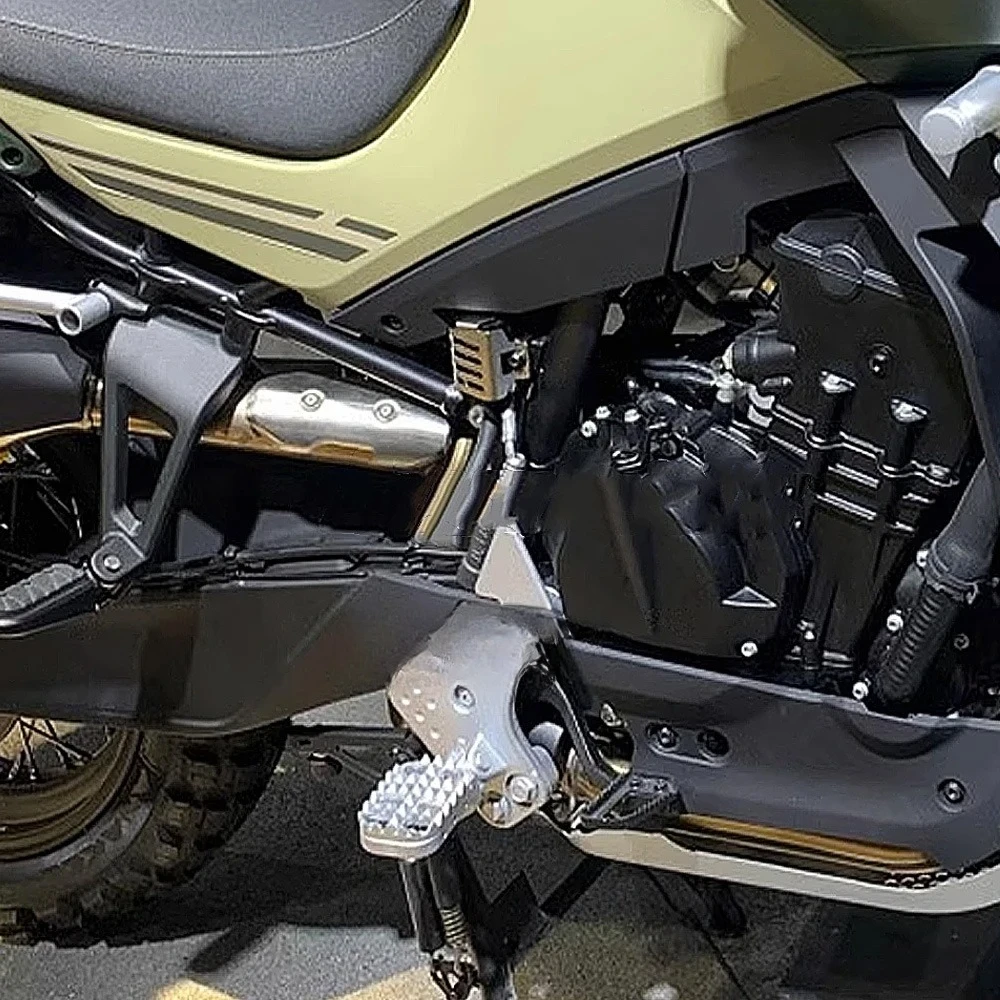 Suitable for CFMOTO Chunfeng 800MT adjustable extended CNC aluminum front footrest. Motorcycle accessory modification part.