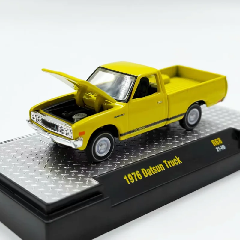 Diecast Alloy 1:64 Scale Datsun 1976 Pickup Truck Cars Model Green Adult Toys Classics Souvenir Collection Gifts Static Display
