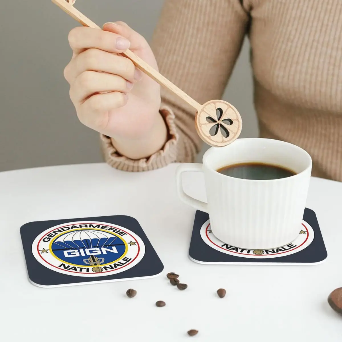 

Группа интересных национальных жандармерий — GIGN (Франция) Подставки Кожаные салфетки Изоляционные кофейные коврики для подушечек Набор из 4 шт.