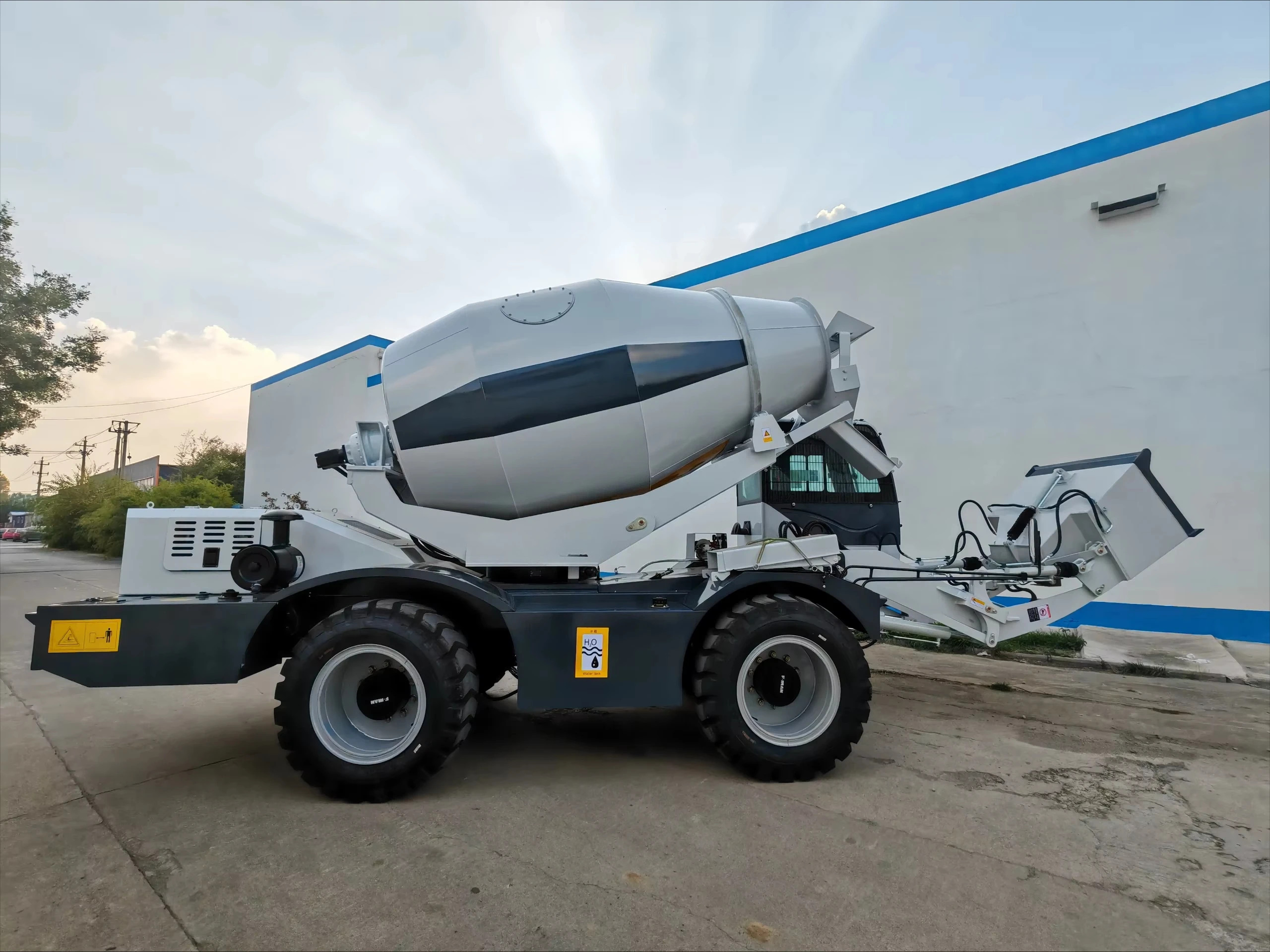 3 Cubic Rigid FM530SLR Self Loading Concrete Mixer Truck for Sale Mobile Batching Plant