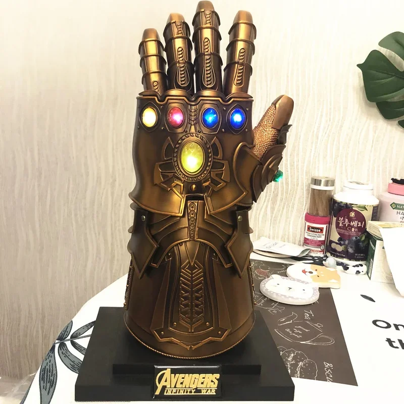 قفازات قفاز Thanos اللانهاية ، ذراع معدنية يمكن ارتداؤها مع ضوء LED ، زي تأثيري ، فستان حفلة فاخر ، إكسسوارات عرض مسرح أنيمي ،