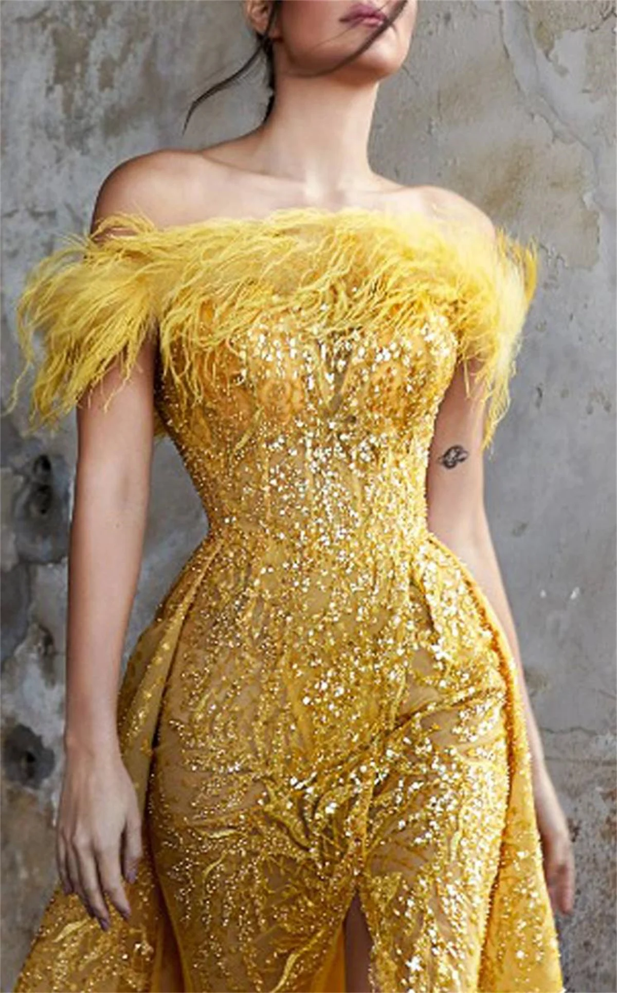 Abiti celebrità personalizzati abiti per occasioni speciali abito da sera giallo in pizzo con paillettes e piume monospalla 2023 Vestido Fiesta