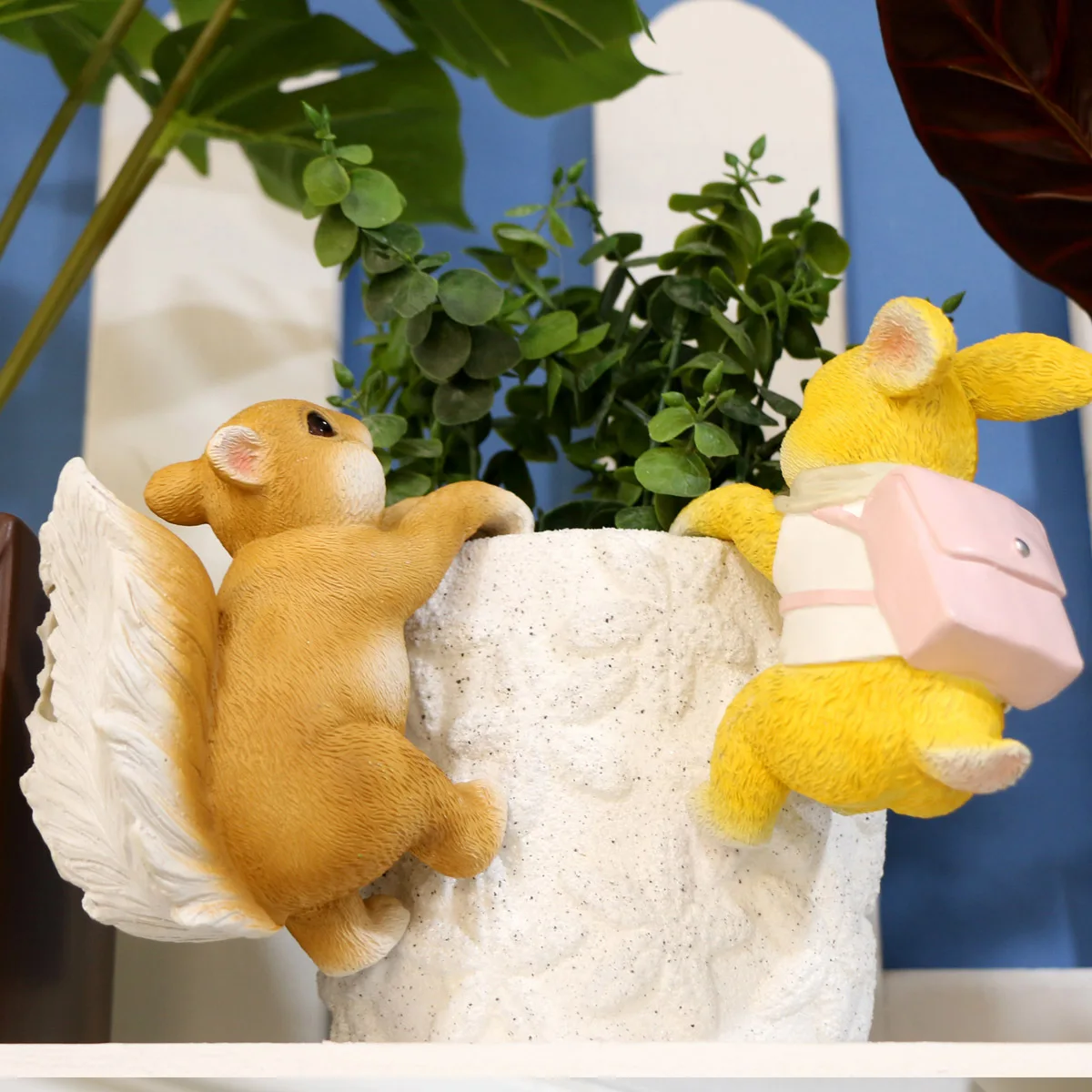 Outdoor Flower Pot Container Hanging Decoration Small Squirrel Climbing Figurine Resin Rabbit Hanging Pendant Ornaments