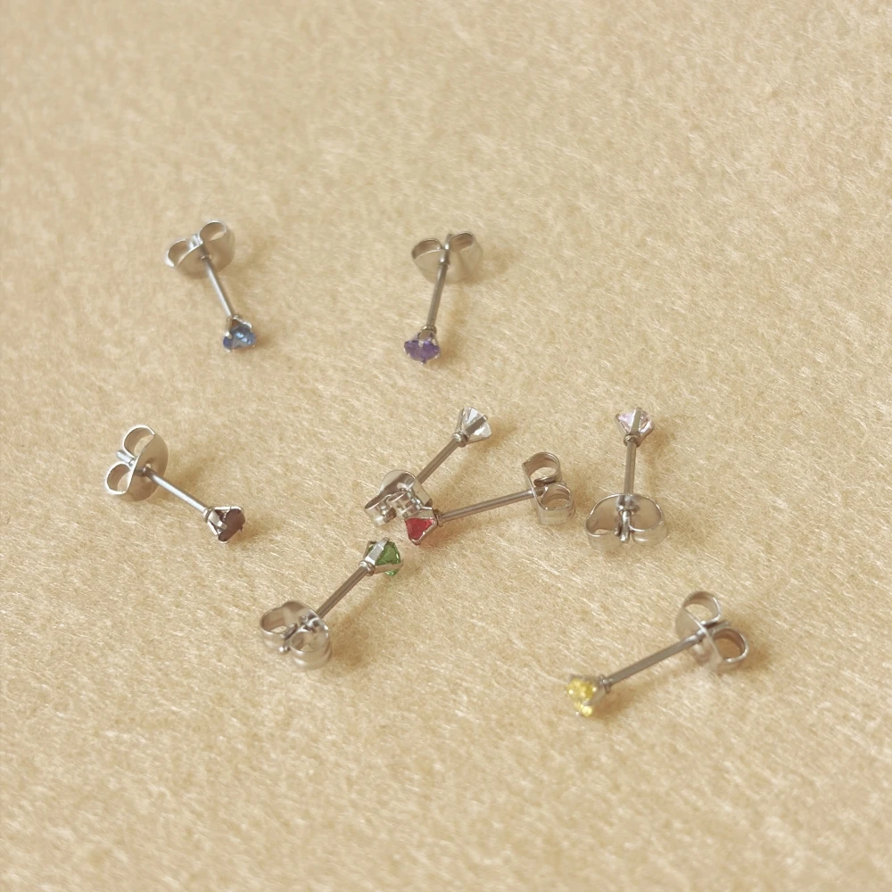 7hy7 Mini 3mm Herzförmige Zirkon-Ohrstecker mit Push-Back-Verschluss, Edelstahlnadel, schlichte Ohrringe zur Auswahl – Detail 3