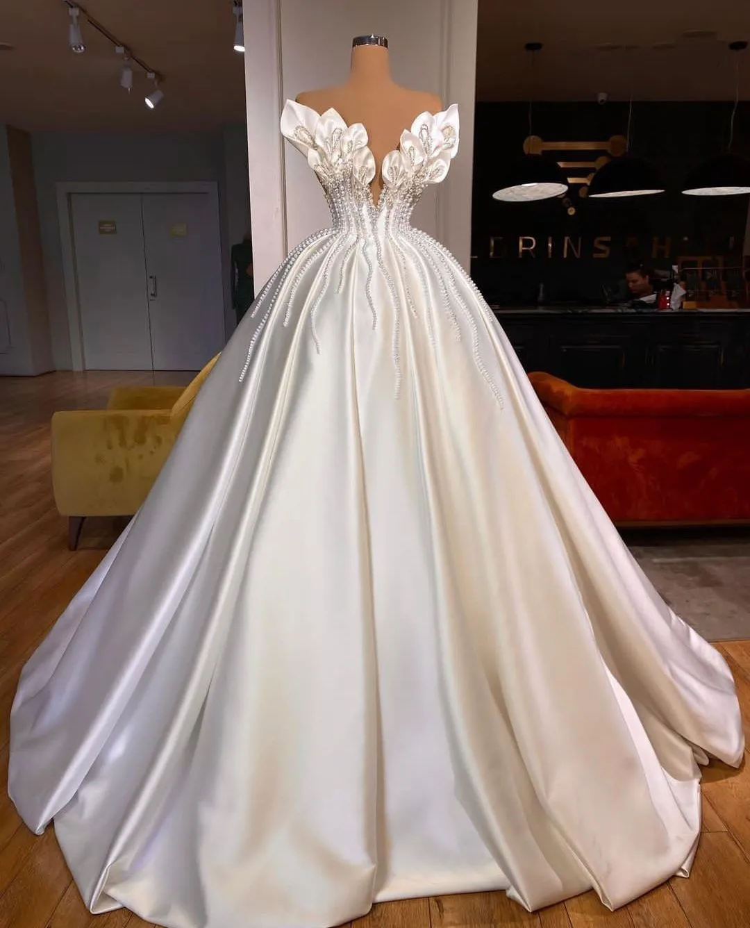 

Wedding Dress V Neck Sleeveless Strapless Pearls Beaded Sequins Appliques Flowers Satin Ruffles Bridal Gowns Vestido De Novia