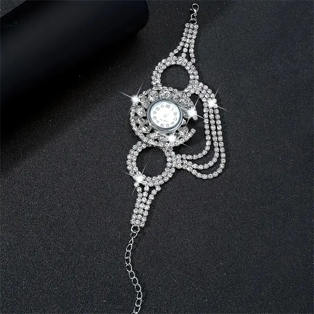 สายโลหะผสมสังกะสีที่มีสไตล์พร้อมนาฬิกาผู้หญิงควอตซ์ทรงกลมที่มีเสน่ห์พร้อมการตกแต่งแบบสะเทินโบลที่ไม่มีฟังก์ชันโครโนกราฟ และ e