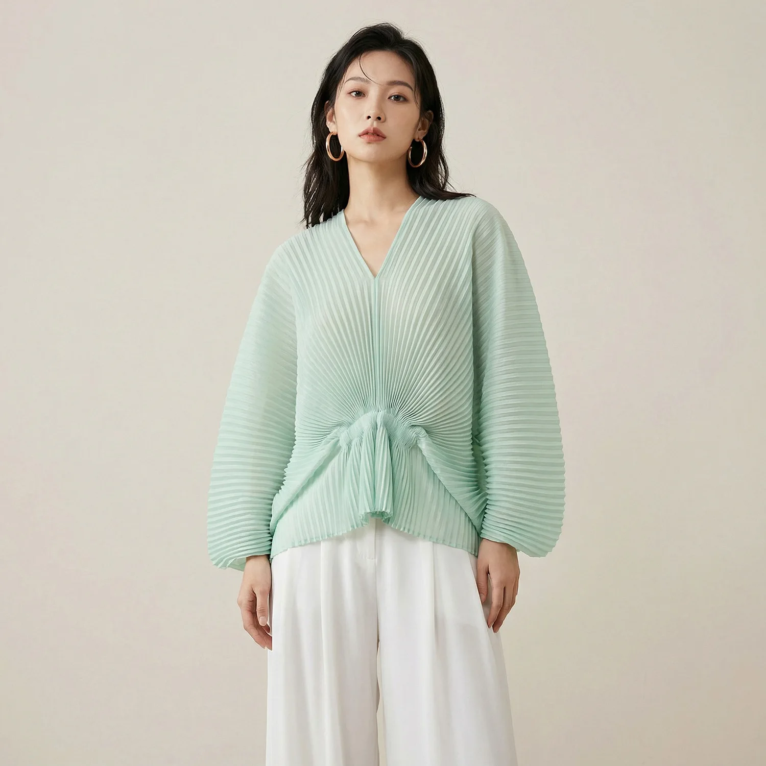 

Miyake Pleated T-shirt for Women, Loose Large Size, Waisted, V-neck, Bat Sleeves, Fashionable, Lazy Style, Versatile Top